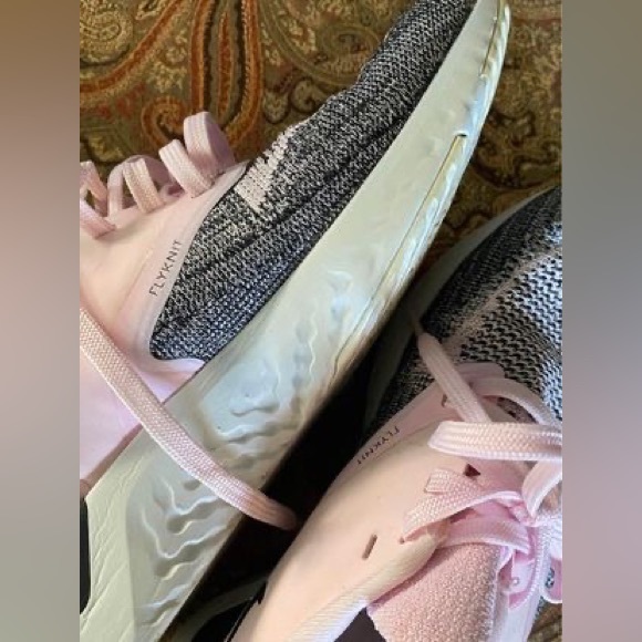 Nike Odyssey Womens - Picture 3 of 4